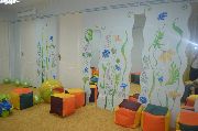 Комната для комфортного ожидания малышами в детском медицинском центре (детской поликлинике) 