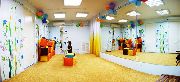 Комната для комфортного ожидания малышами в детском медицинском центре (детской поликлинике) 
